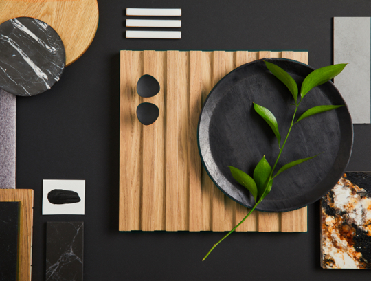 Palette de matériaux et textures pour armoires de cuisine, combinant bois, marbre et surfaces noires élégantes pour un design moderne et sophistiqué.