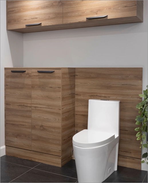 Mobilier en bois intégré autour des toilettes dans une salle de bain sur mesure au design moderne et épuré.
