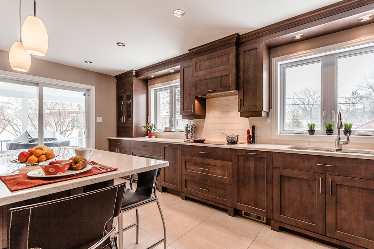Cuisine contemporaine en bois et comptoirs de quartz Laval