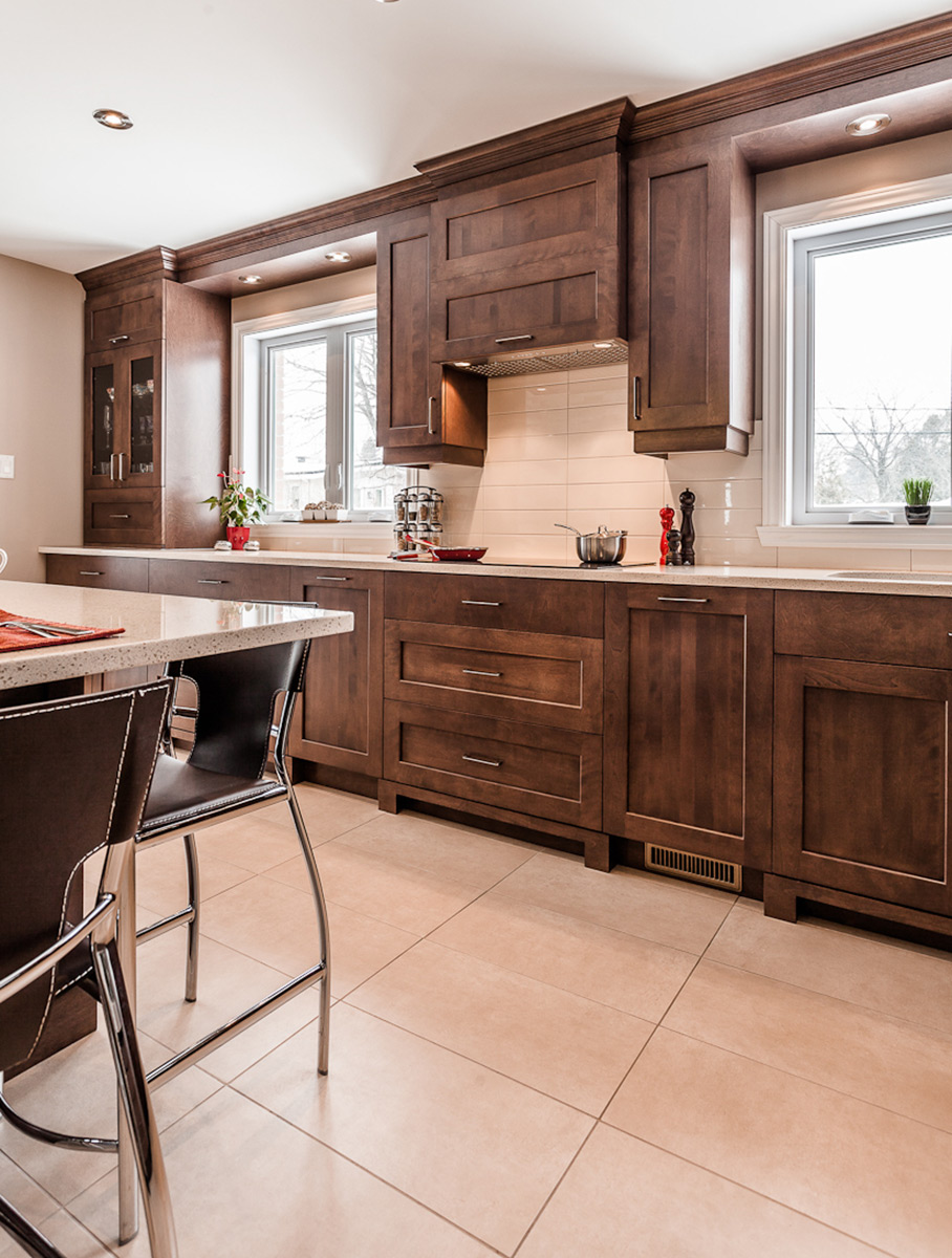Cuisine contemporaine en bois et comptoirs de quartz Laval